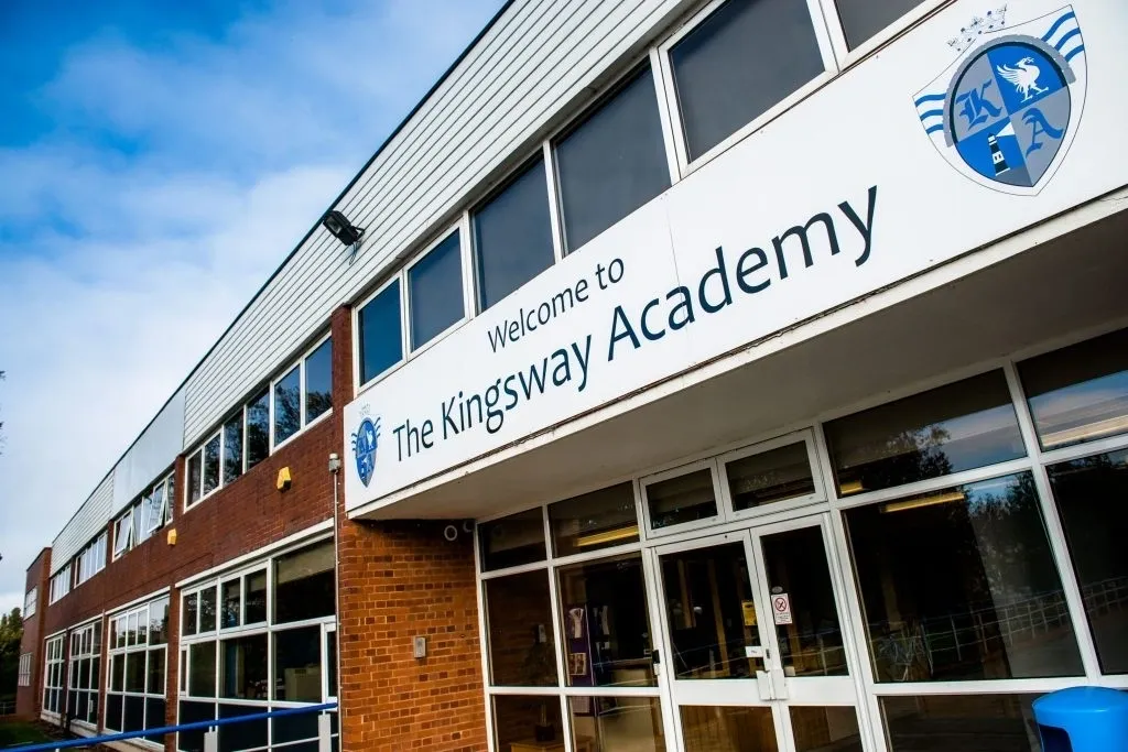 8 truong Kingsway Academy Canada
