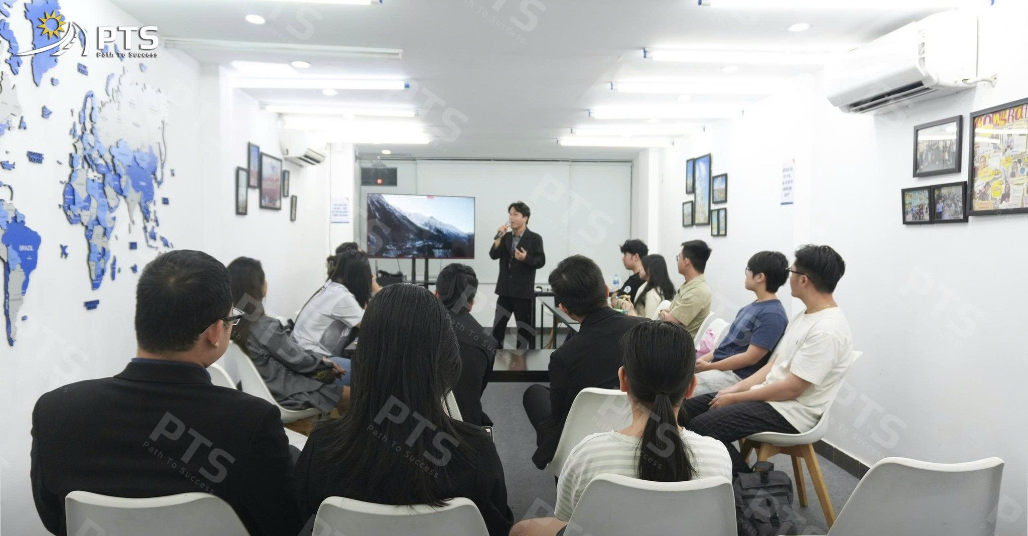 Chuyên gia và Đại diện Seinäjoki sẵn sàng giải đáp mọi thắc mắc của phụ huynh và học viên.